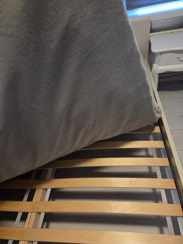 Bed 140x200cm met nachtkastje, Doe-het-zelf en Verbouw, Ladders en Trappen, Ophalen, Gebruikt
