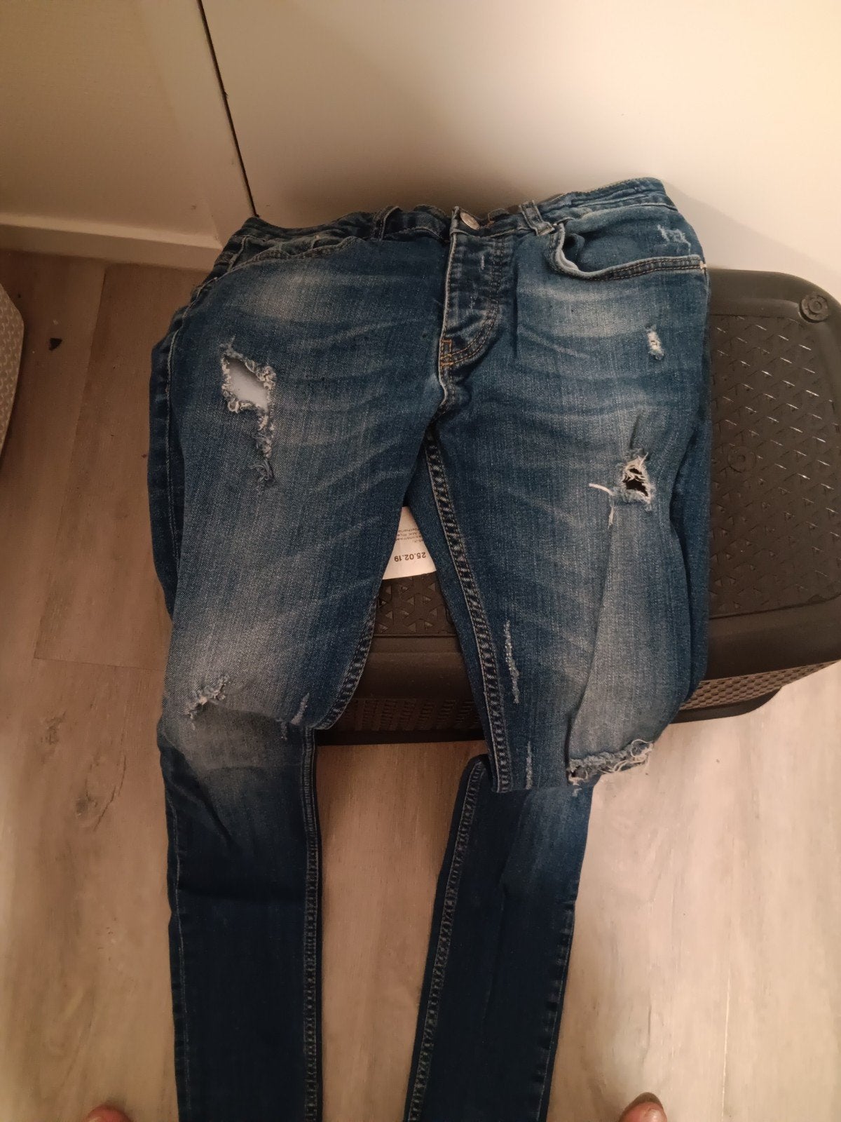 Stoere blauwe spijkerbroek met gaten, Kleding | Dames, Spijkerbroeken en Jeans, Ophalen of Verzenden