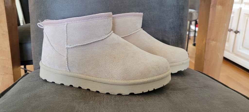 Warme beige ugsies laarsjes sloffen pantoffels maat 41 zgan, Beige, Ophalen of Verzenden, Pantoffels of Sloffen, Onbekend