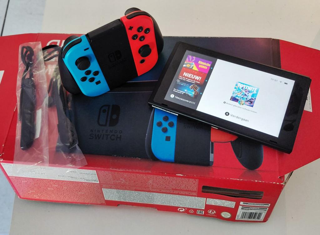 Nintendo Switch Compleet + Farming Simulator - Z.G.A.N., Ophalen, Met games, Met 2 controllers, Zo goed als nieuw