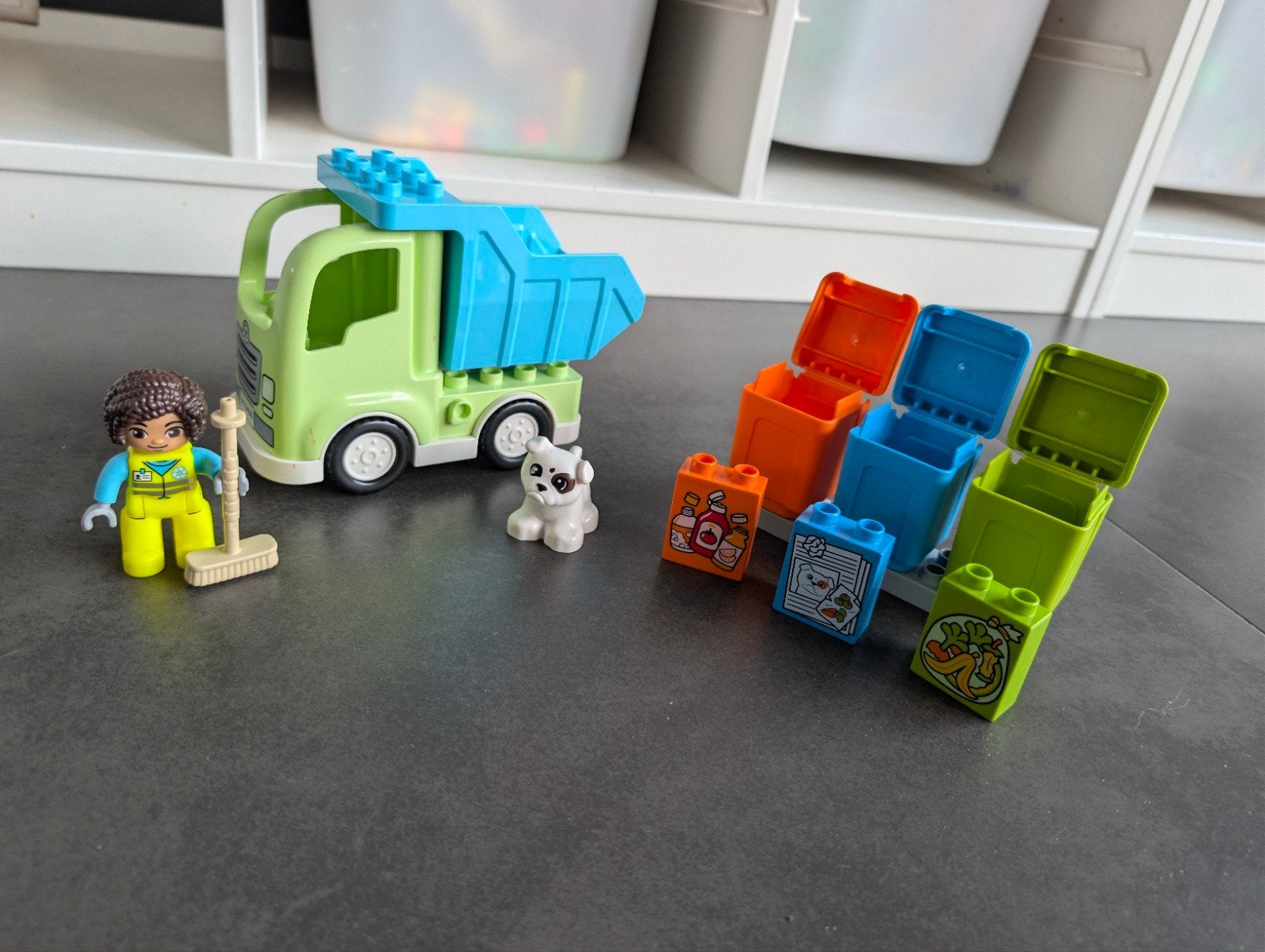 Lego Duplo Vuilniswagen met figuur en accessoires, Kinderen en Baby's, Gebruikt, Verzenden, Inclusief minifiguren, Duplo