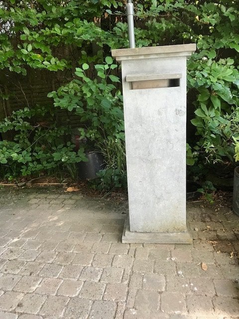 Hardstenen brievenbus op sokkel; Euro 150,-, Ophalen, Gebruikt, Hardsteen, Staande brievenbus
