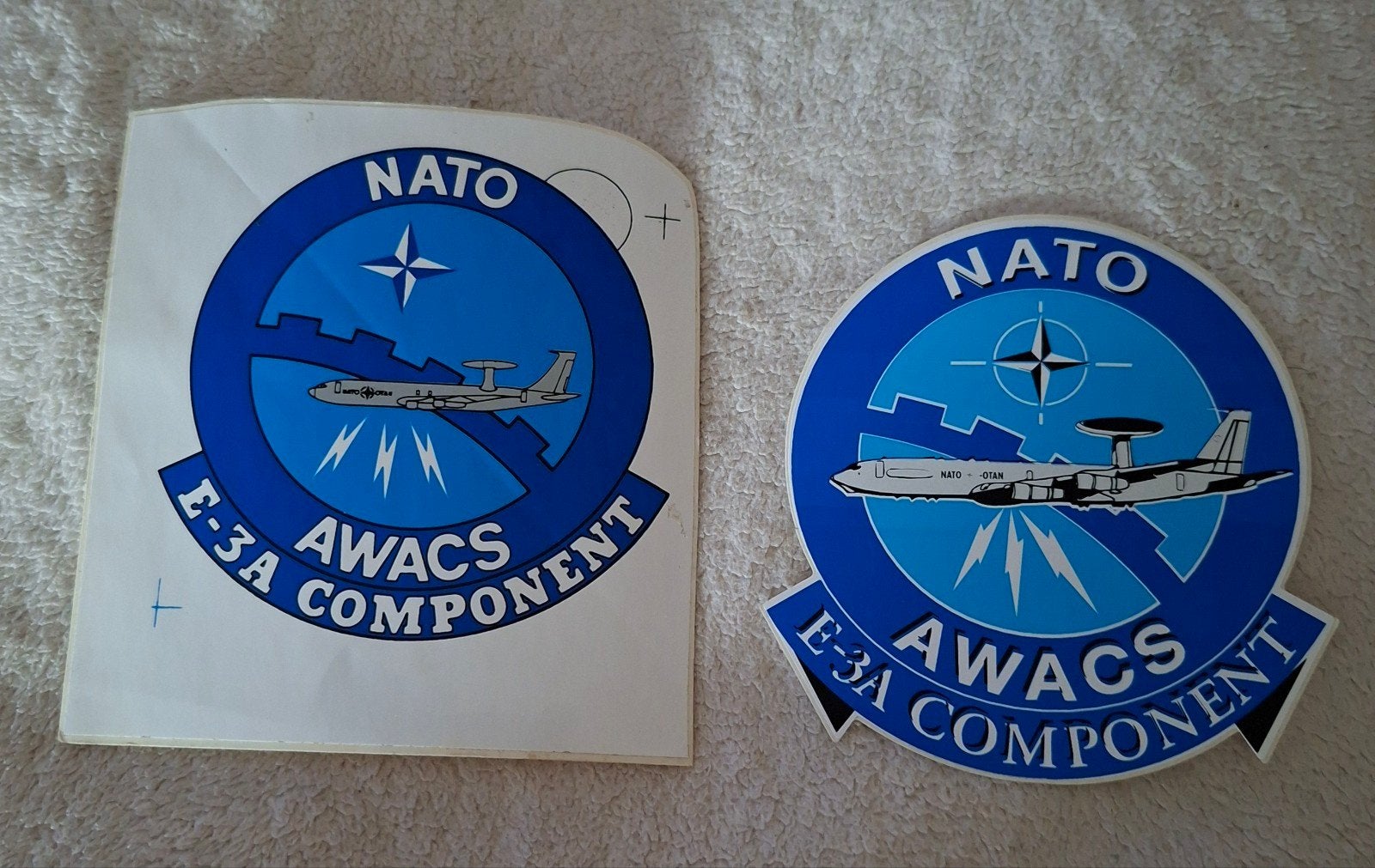 2x NATO awacs E-3A  stickers vliegtuig, Ophalen of Verzenden, Landmacht, Nederland, Embleem of Badge