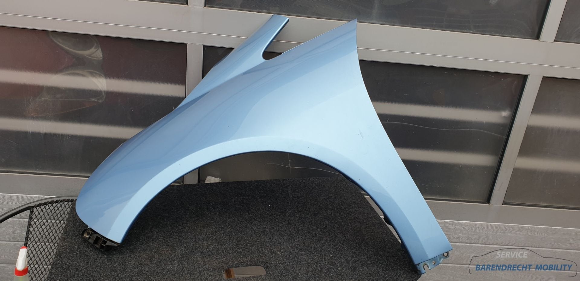 Spatbord linksvoor Grandis Mitsubishi T35a origineel gebruik, Info@mitsubishi-motors.com, Gebruikt, Voor, Mitsubishi Motors Corporation