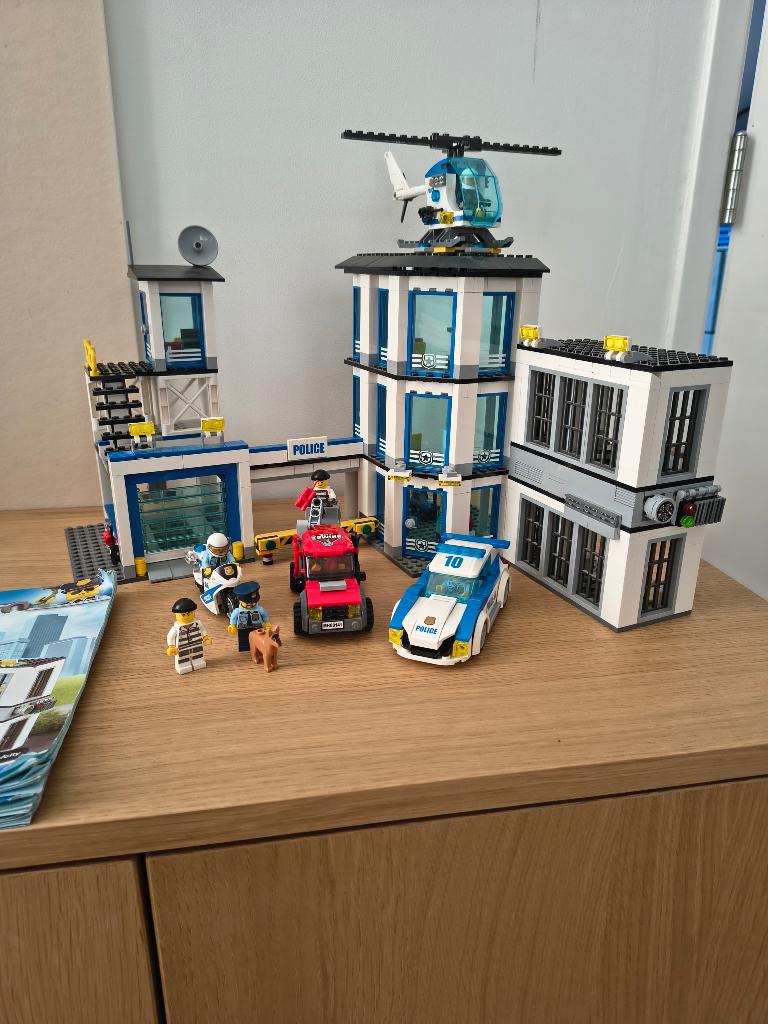 Lego city politiebureau (60141), Kinderen en Baby's, Lego, Ophalen of Verzenden, Complete set, City