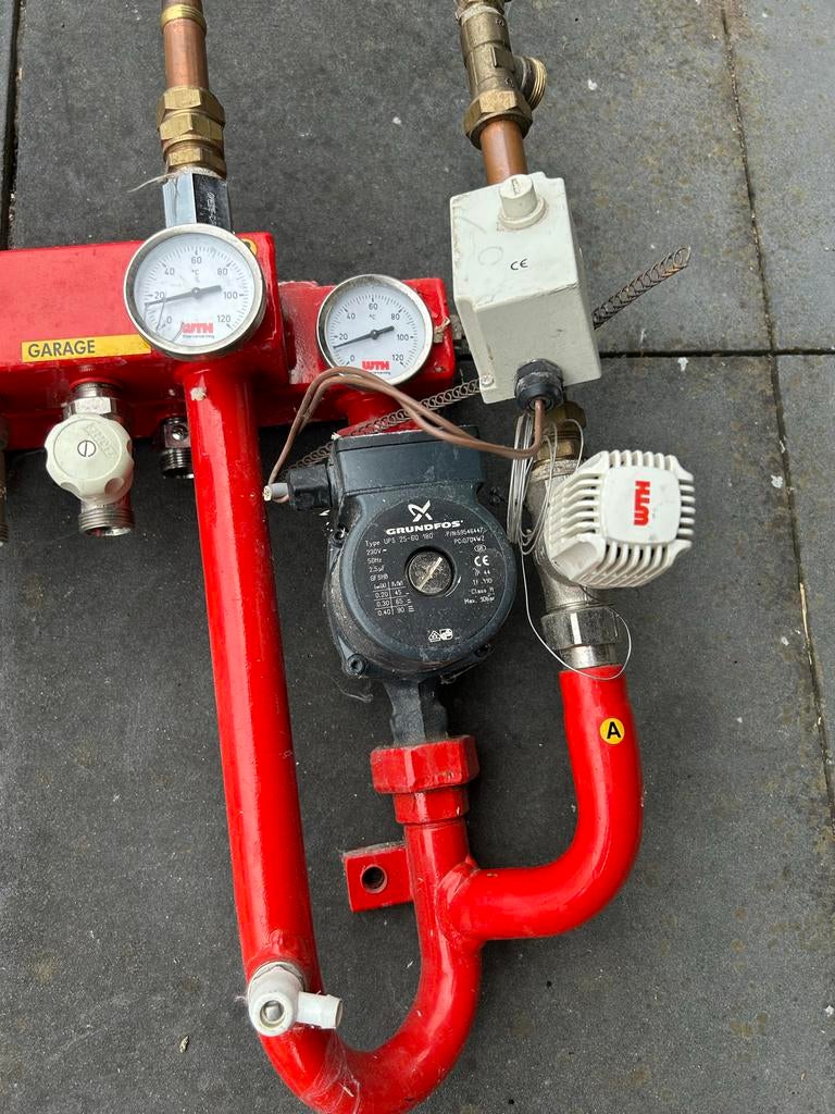 Verdeler voor vloerverwarming met pomp en meters, Ophalen, Gebruikt