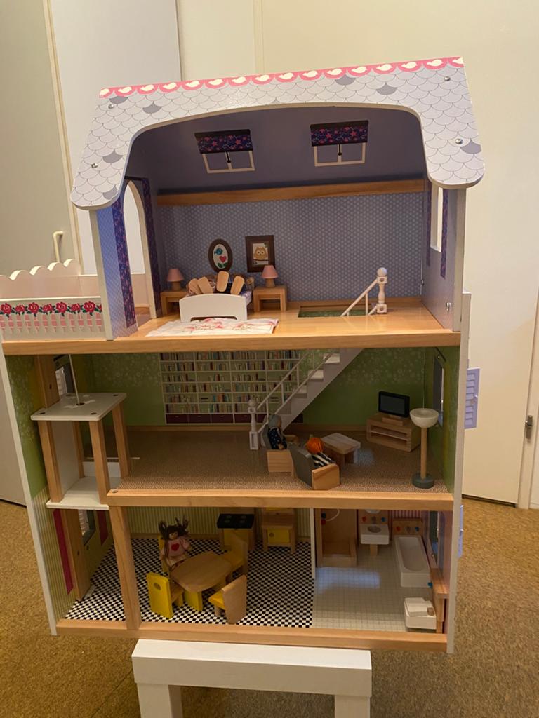 Poppenhuis met inboedel, Kinderen en Baby's, Speelgoed | Poppenhuizen, Ophalen, Zo goed als nieuw, Poppenhuis