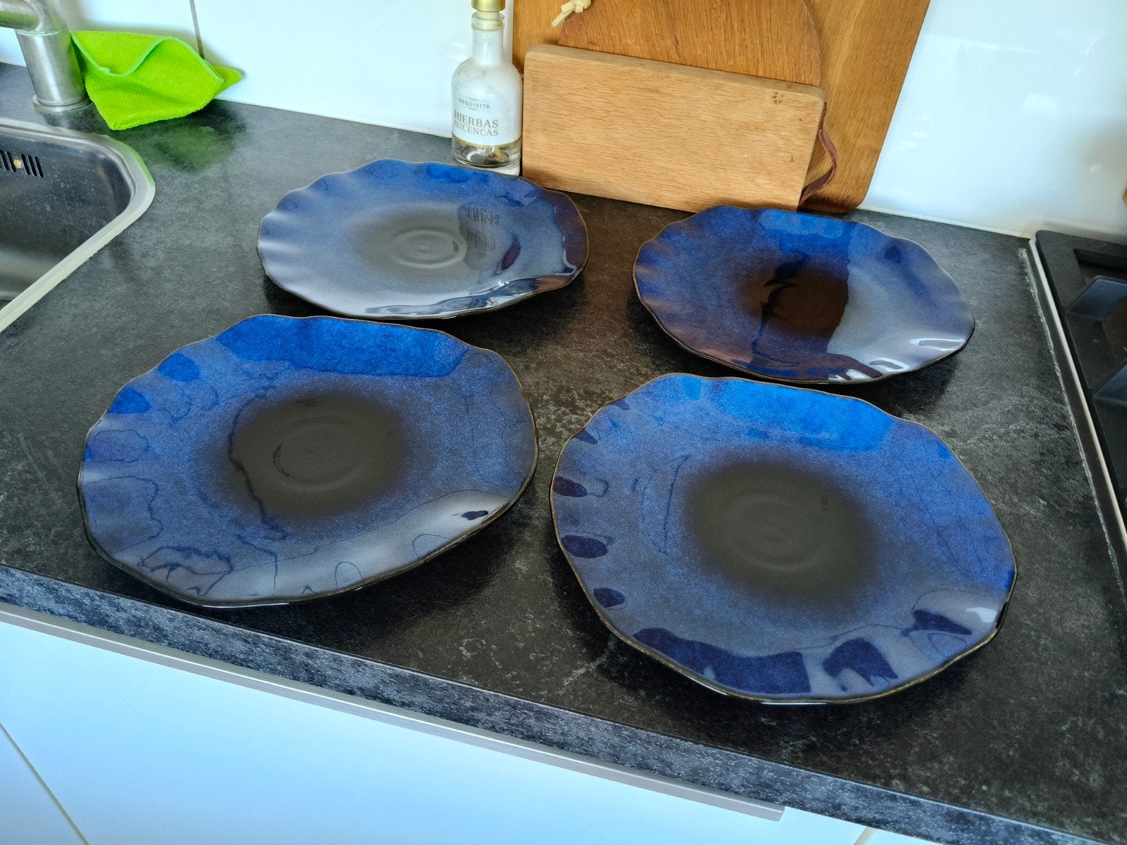 2 diepe, 4 ronde en 4 handgemaakte blauwe borden, Ophalen, Overige stijlen, Bord(en)