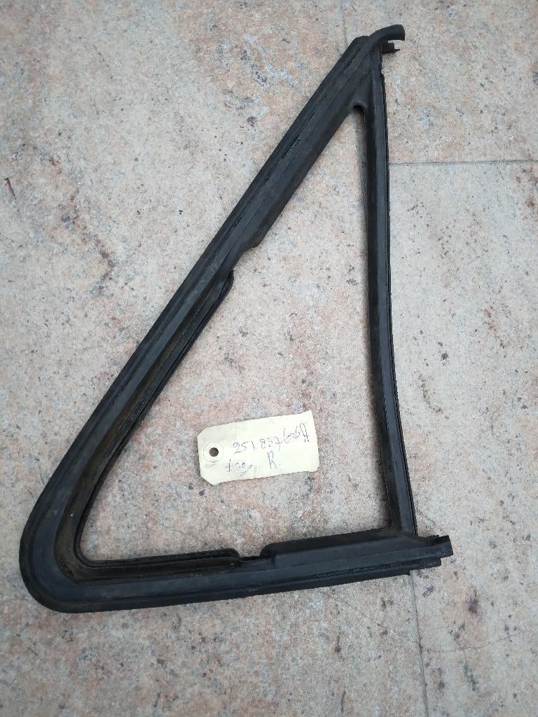 VW T3 Rubber openklapbaar Ruitje. 251837626A en sluiting, Ophalen of Verzenden, Nieuw, Volkswagen