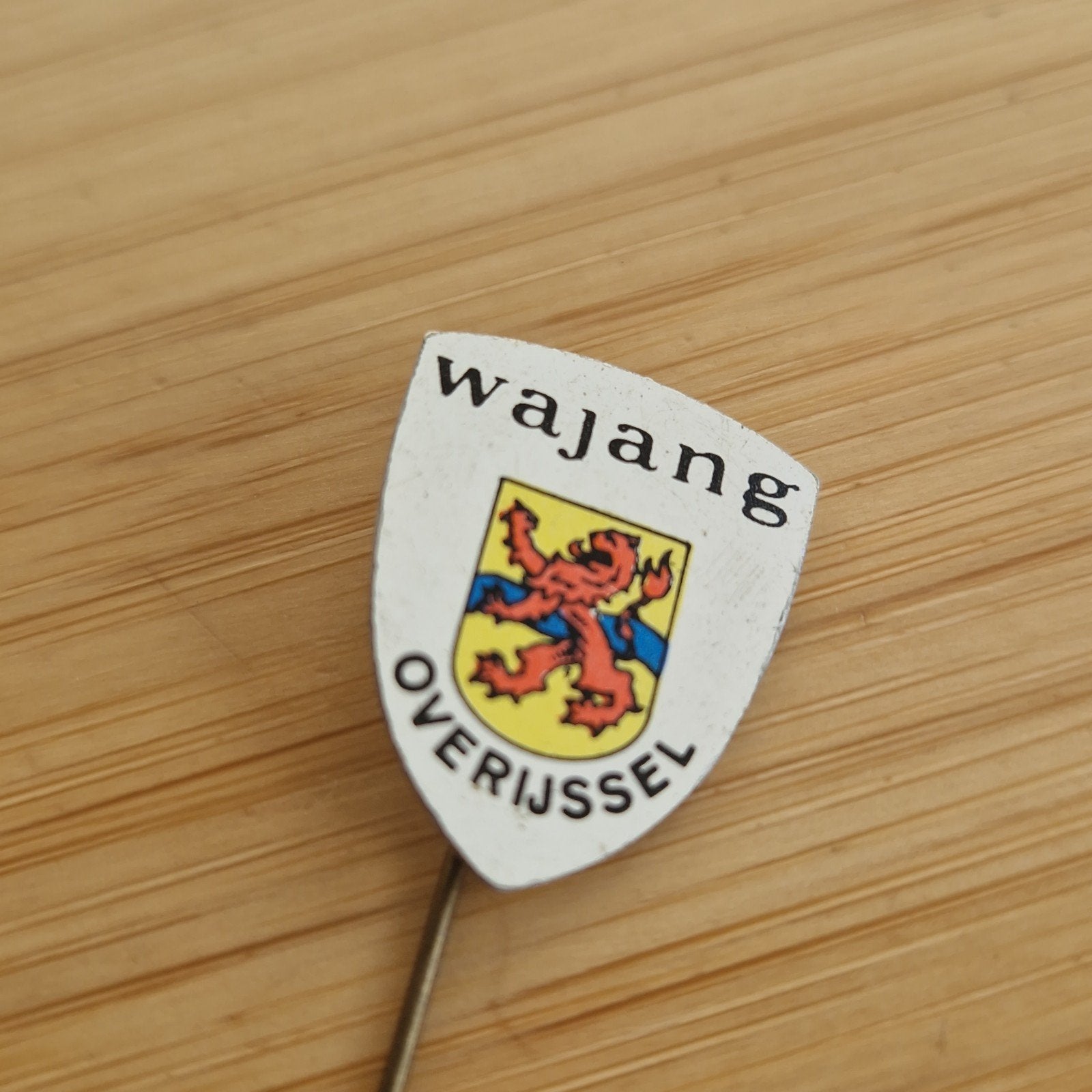 SPELDJE wajang logo Overijssel, Verzamelen, Speldjes, Pins en Buttons, Ophalen of Verzenden, Zo goed als nieuw