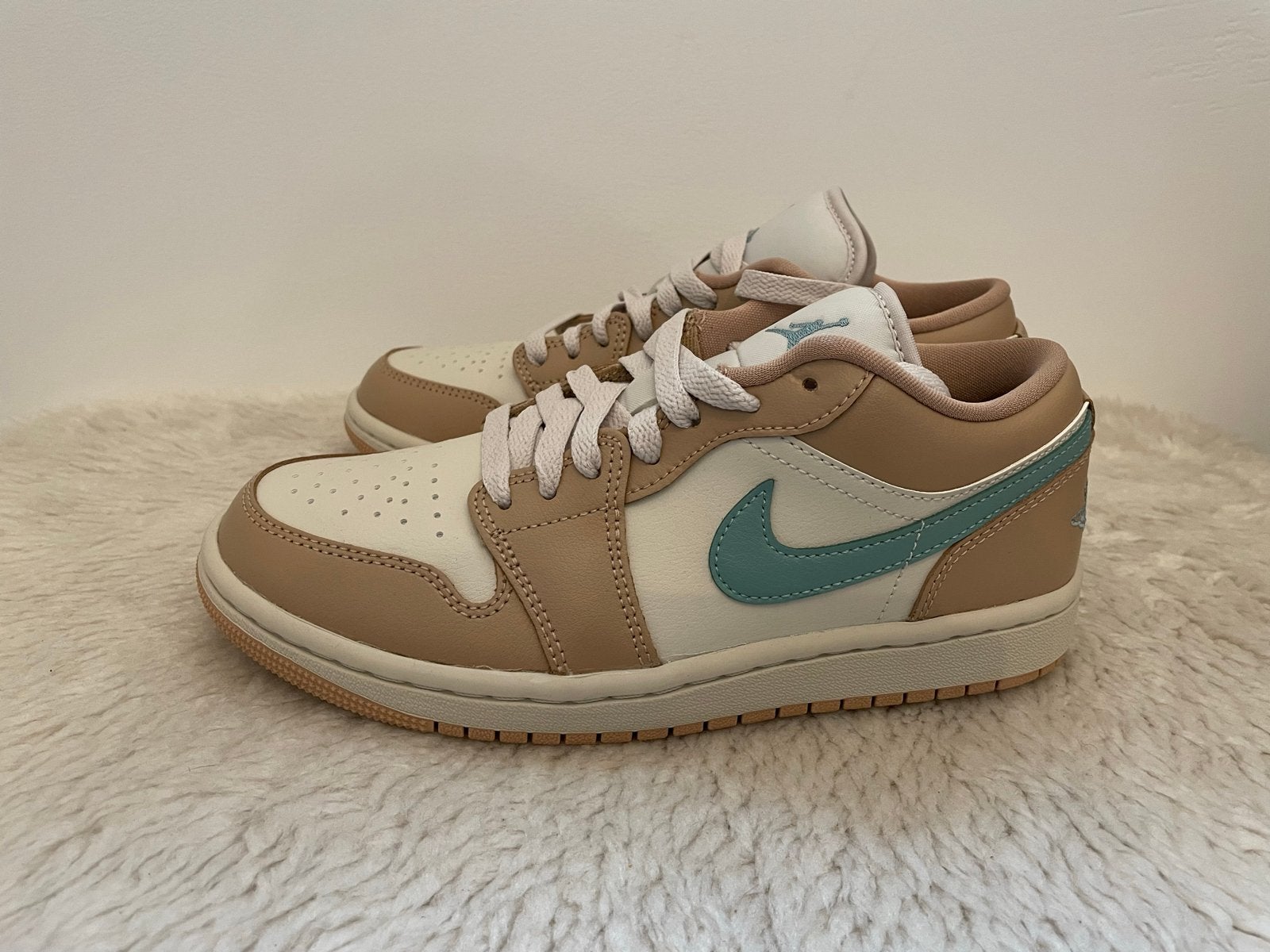 Jordan Air 1 Mid Guava Ice/Black-Sail - Maat 37,5, Ophalen of Verzenden, Nieuw, Beige, Sneakers of Gympen