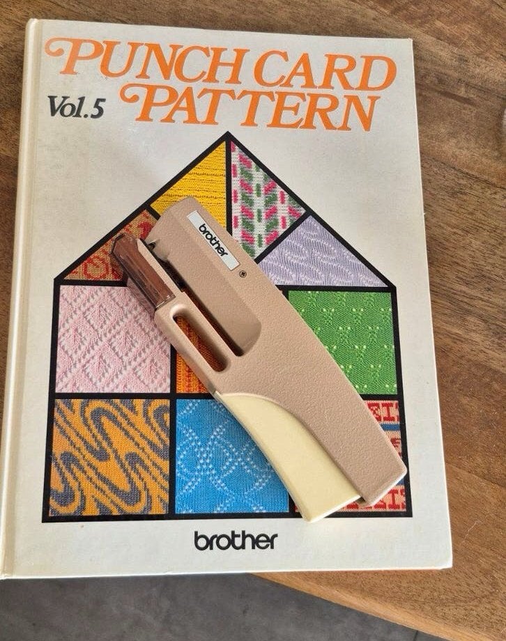 Brother Ponskaartpatroon Boek Vol. 5 & Ponsapparaat, Ophalen of Verzenden, Gebruikt, Breien, Overige typen