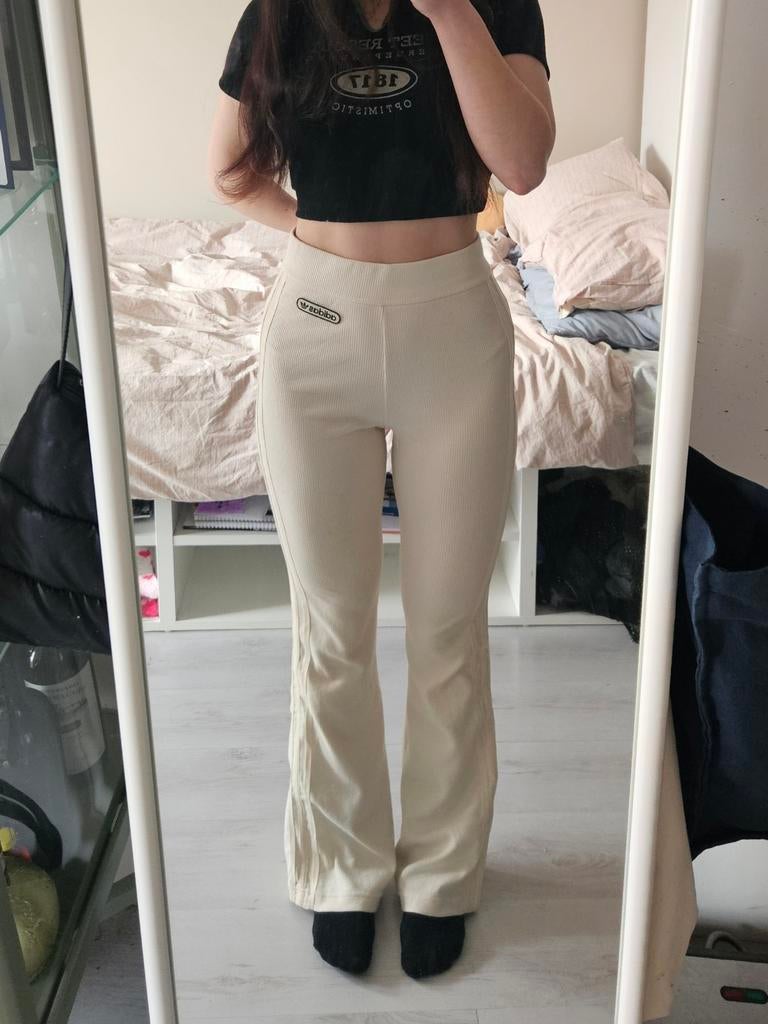Adidas flared broek beige - Zo goed als nieuw, Kleding | Dames, Broeken en Pantalons, Zo goed als nieuw, Maat 34 (XS) of kleiner