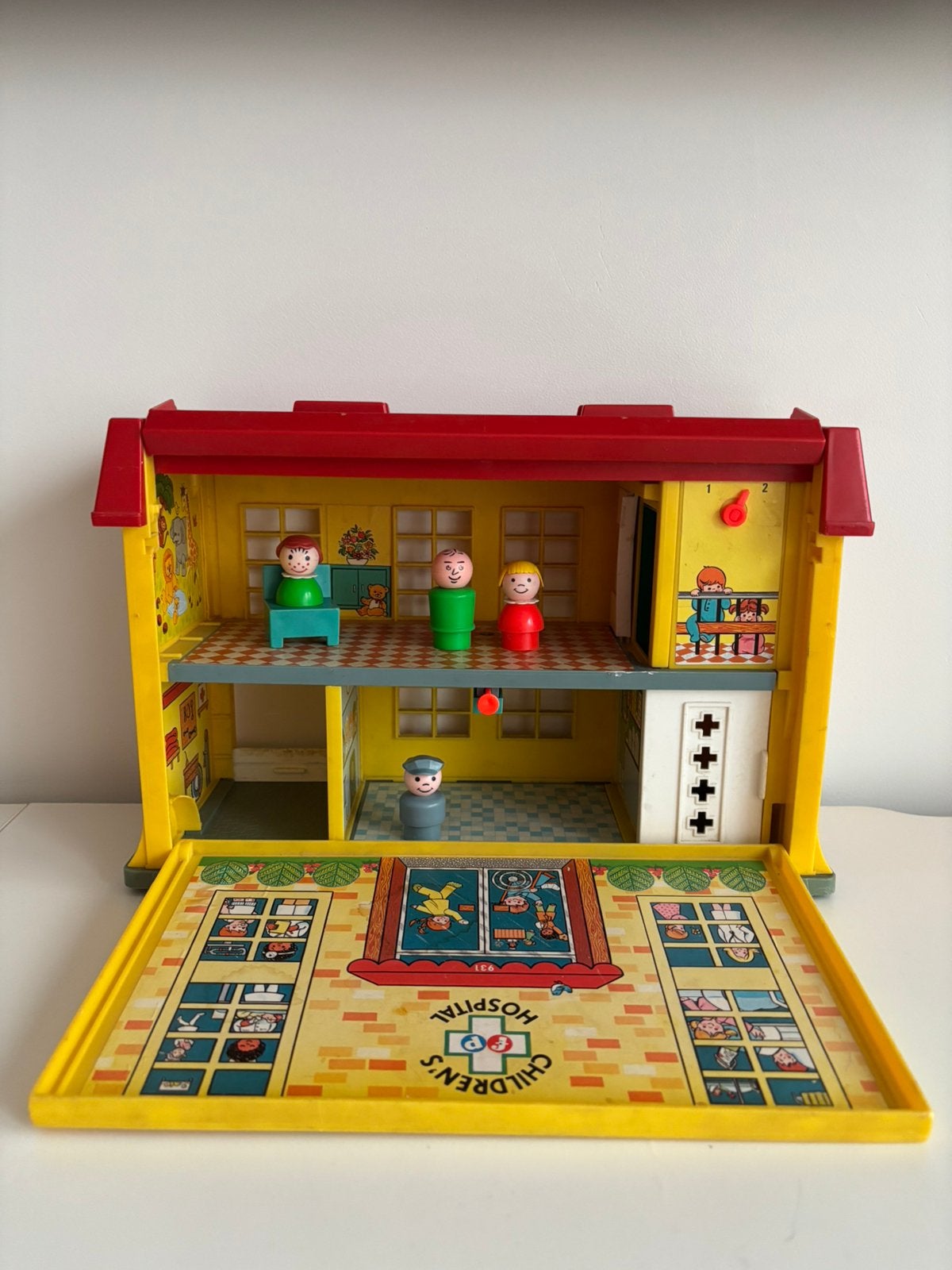 Fisher Price ziekenhuis met 4 poppetjes Retro/Vintage!!!, Ophalen of Verzenden, Gebruikt, Speelset