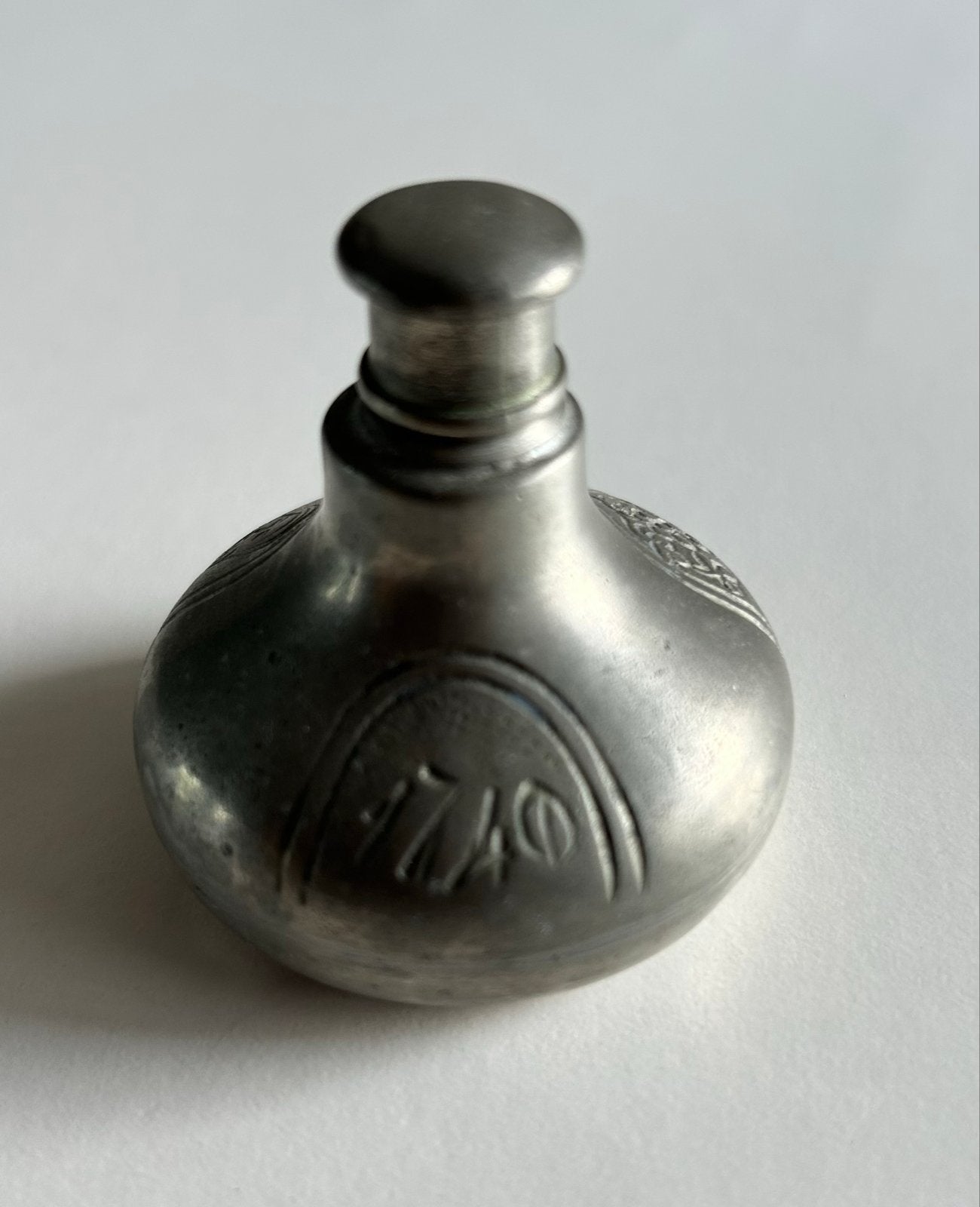 Antieke tinnen flesje met reliëf, gedateerd 1740 5x5 cm., Antiek en Kunst, Antiek | Tin, Ophalen of Verzenden