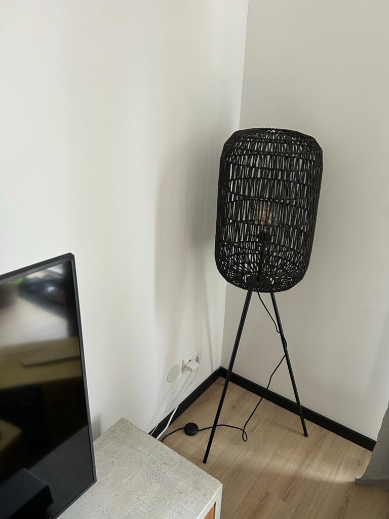 Moderne Staande Lamp met Zwart Rotan Design, Huis en Inrichting, Ophalen, Zo goed als nieuw, Hout, 100 tot 150 cm