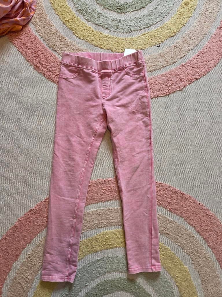Roze broek H&M maat 134 tregging
Naadje los op de kontzak, Broek, Gebruikt, Meisje, H&M