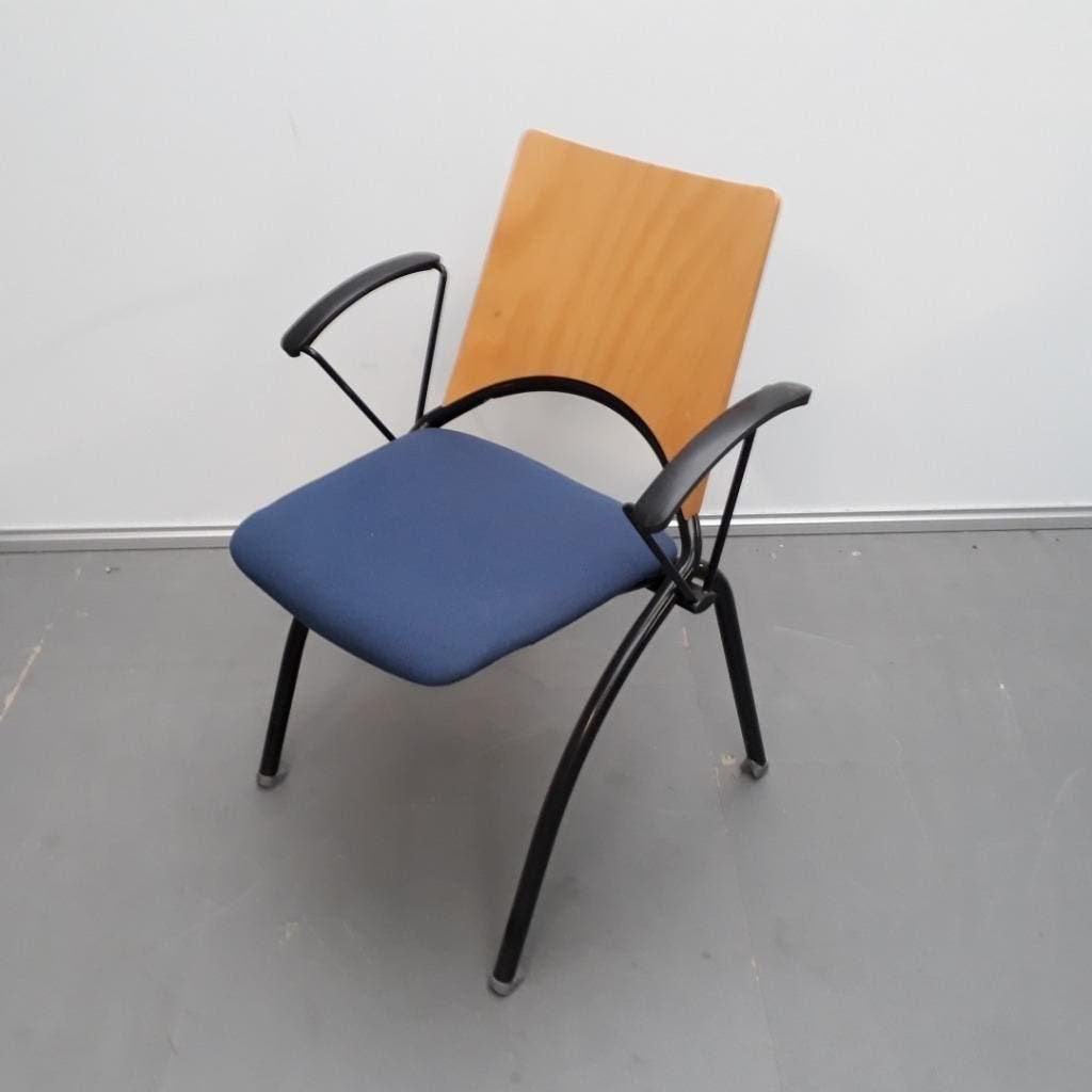 houten stoelen - blauwe stof