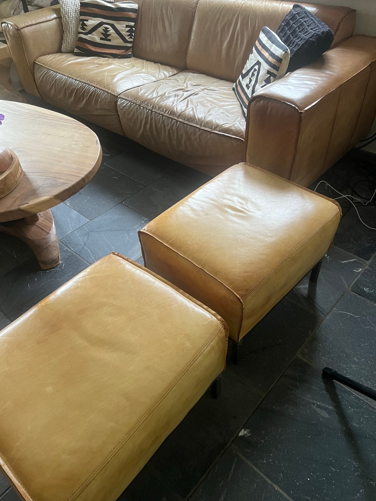 GRATIS Cognac leren bank, 2 fauteuils + 2 poefen, Ophalen, Gebruikt, Leer