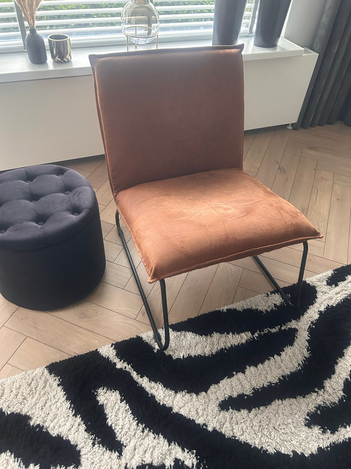 Comfortabele cognac stoel met zwart onderstel, Huis en Inrichting, Stoelen, Ophalen, Gebruikt, Bruin, Metaal