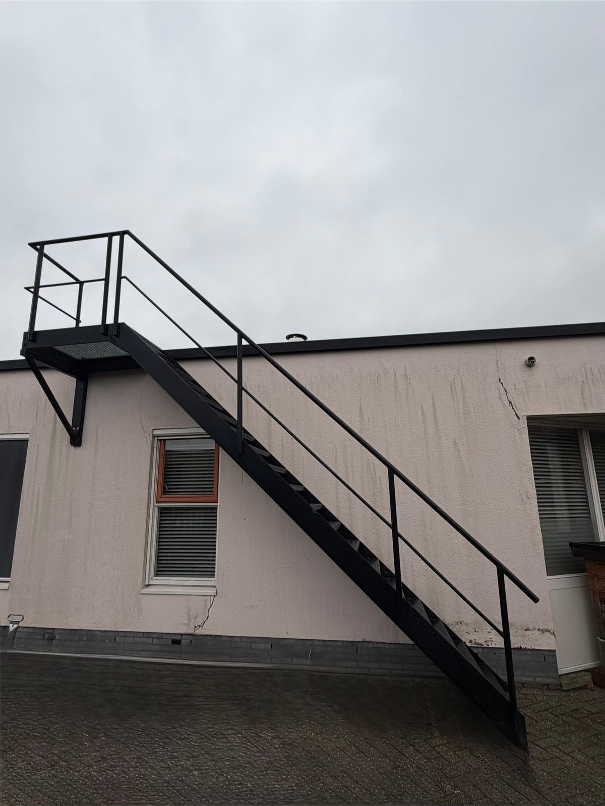Zwarte stalen trap (3,60 hoog) 18 treden, plateau en railing, Ophalen, Gebruikt, Trap, 2 tot 4 meter