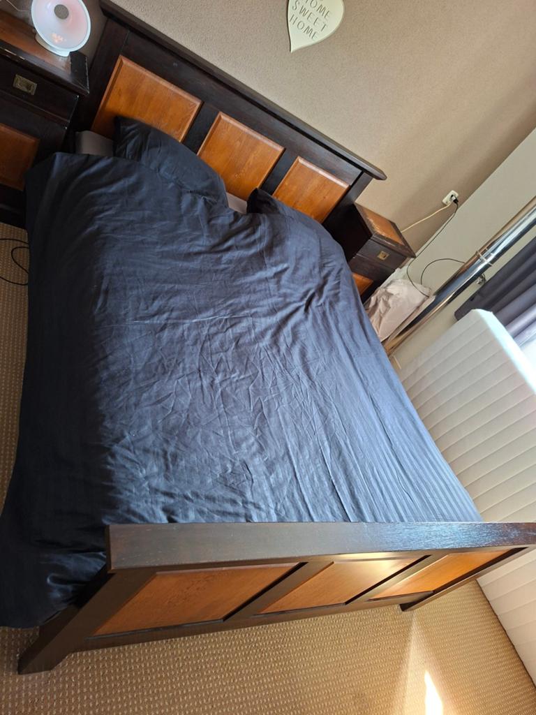 Koloniaal tweepersoonsbed met 2 nachtkastjes - 140x210 cm, Ophalen, Gebruikt, Bruin, 210 cm