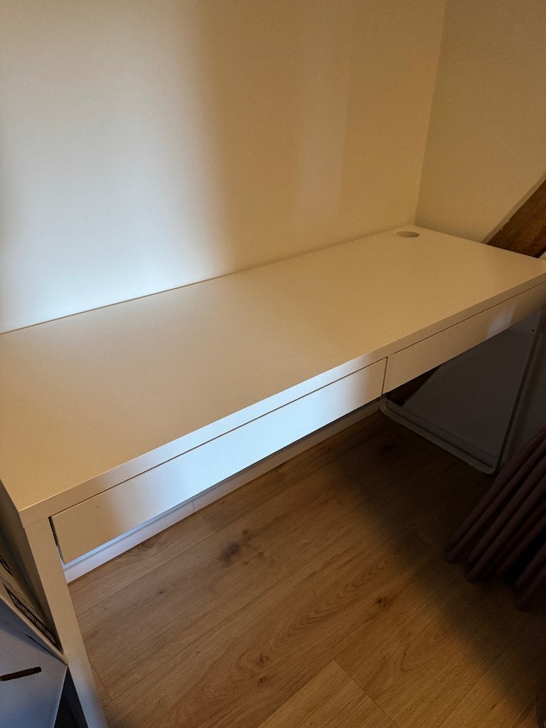 Micke bureau / Make-up tafel, Huis en Inrichting, Ophalen, Zo goed als nieuw, 100 tot 150 cm, Minder dan 100 cm