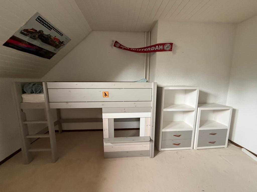 Intzettend mooie hoogslaper licht grijs wit incl kasten, Ophalen, Zo goed als nieuw, Hoogslaper