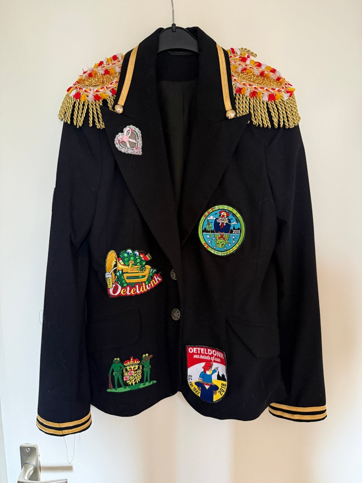 Carnavalsjas Oeteldonk met badges en epauletten, Maat 38/40 (M), Carnaval, Ophalen of Verzenden, Zo goed als nieuw