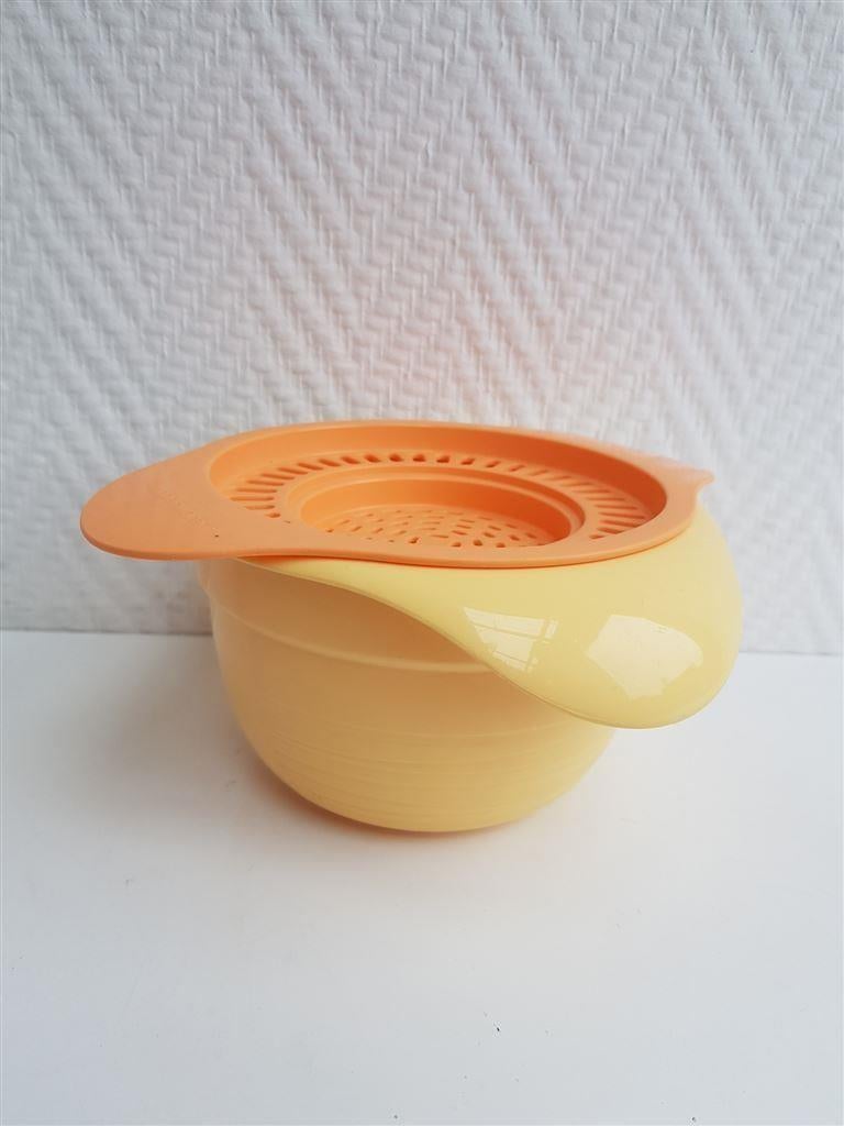 T089 Kom met zeefje, 650 ml, netjes, Tupperware, Huis en Inrichting, Keuken | Tupperware, Ophalen of Verzenden, Gebruikt, Geel