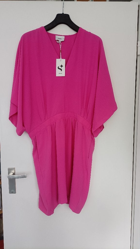 Roze jurk met vlindermouw. Merk Shoeby, Maat XXL. Nieuw., Kleding | Dames, Jurken, Ophalen of Verzenden, Nieuw, Maat 46/48 (XL) of groter