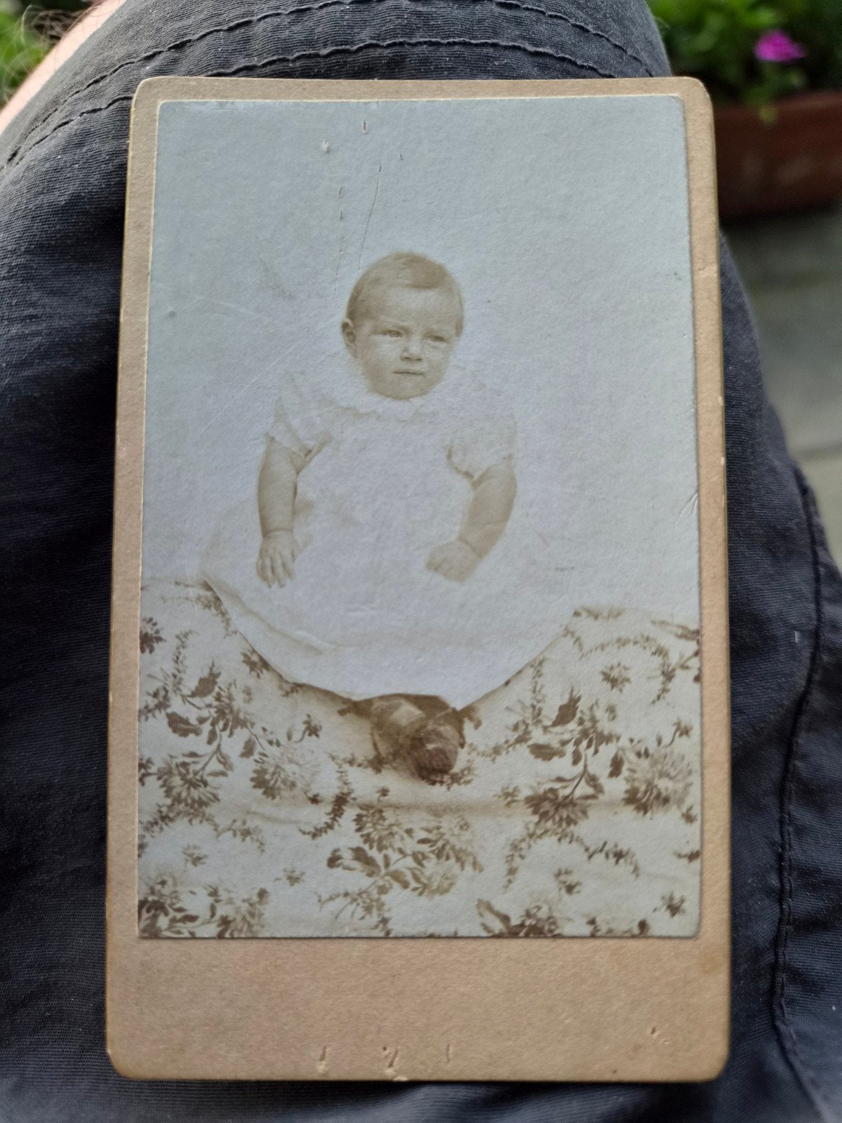 Antieke foto (cdv) van kind op deken, circa 1900, Gebruikt, Foto, Ophalen of Verzenden, Voor 1940