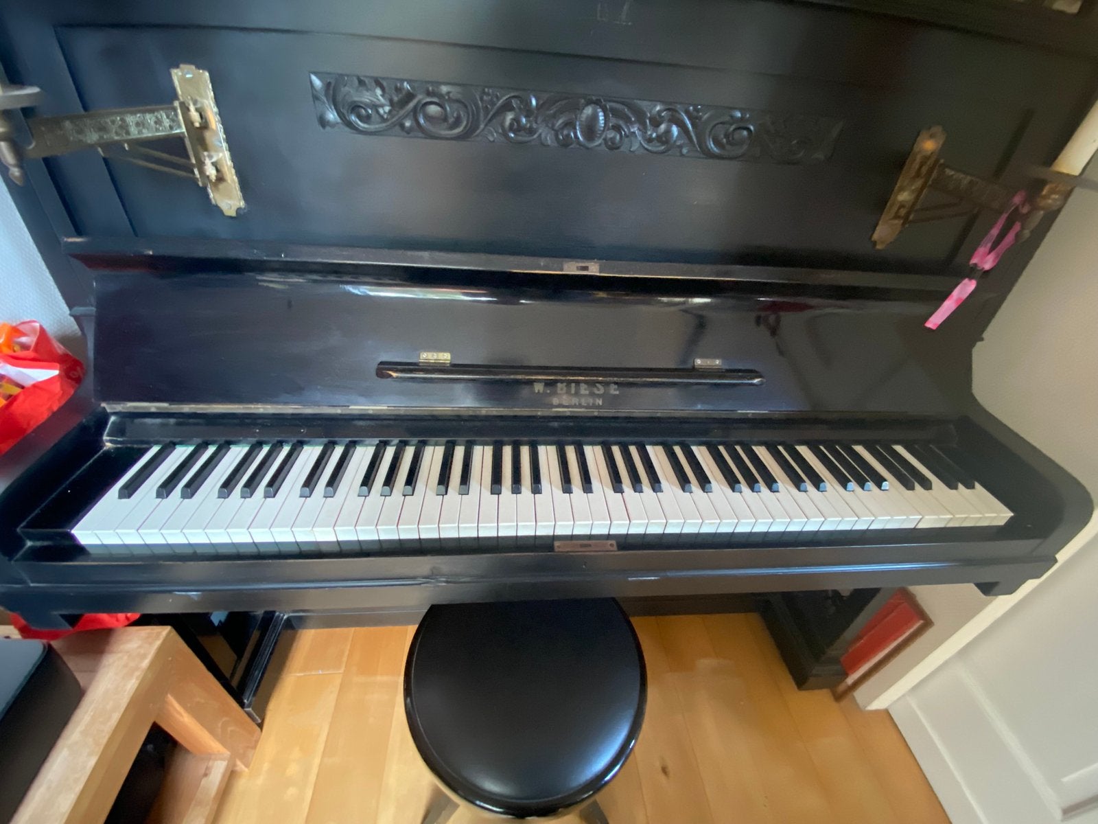 Foto 3 van Klassieke zwarte piano