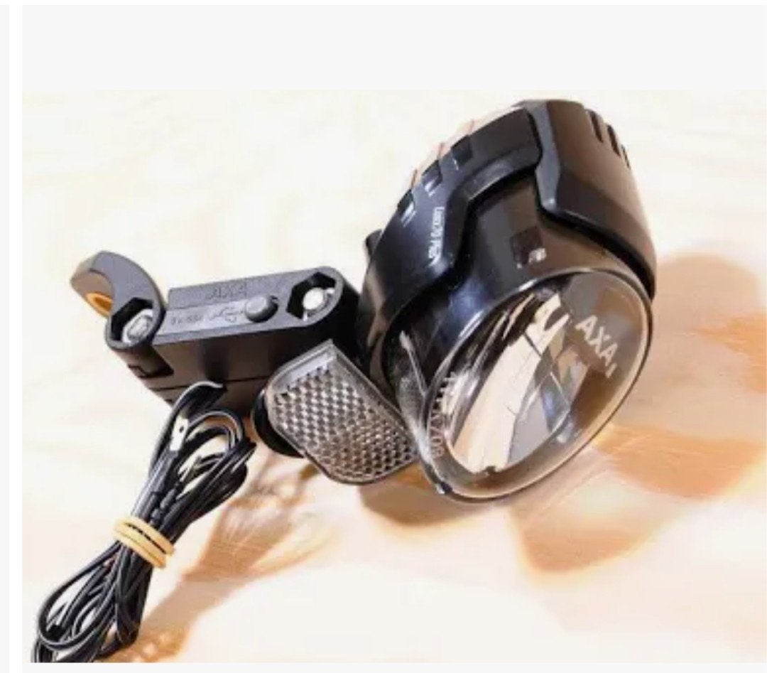 AXA koplamp met USB uitgang!, Fietsen en Brommers, Ophalen, Zo goed als nieuw, Dynamo, Voorlicht