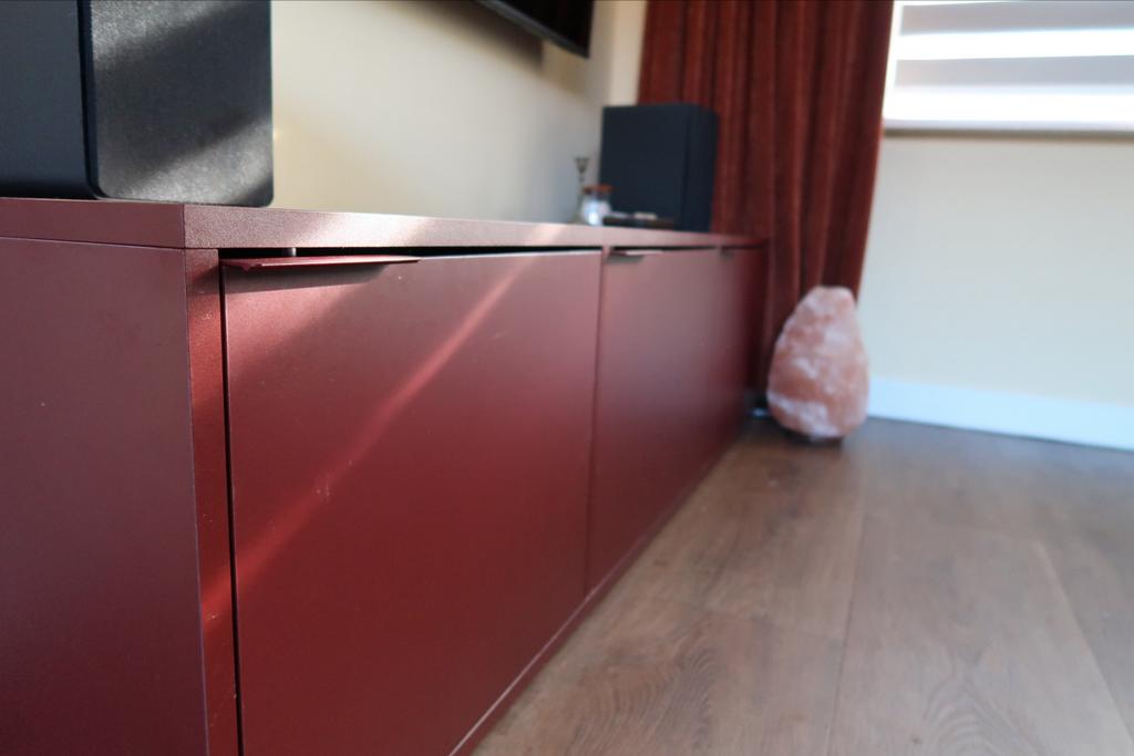 Tylko TV-meubel / dressoir - Bordeauxrood, Ophalen, Overige materialen, 150 tot 200 cm, Zo goed als nieuw