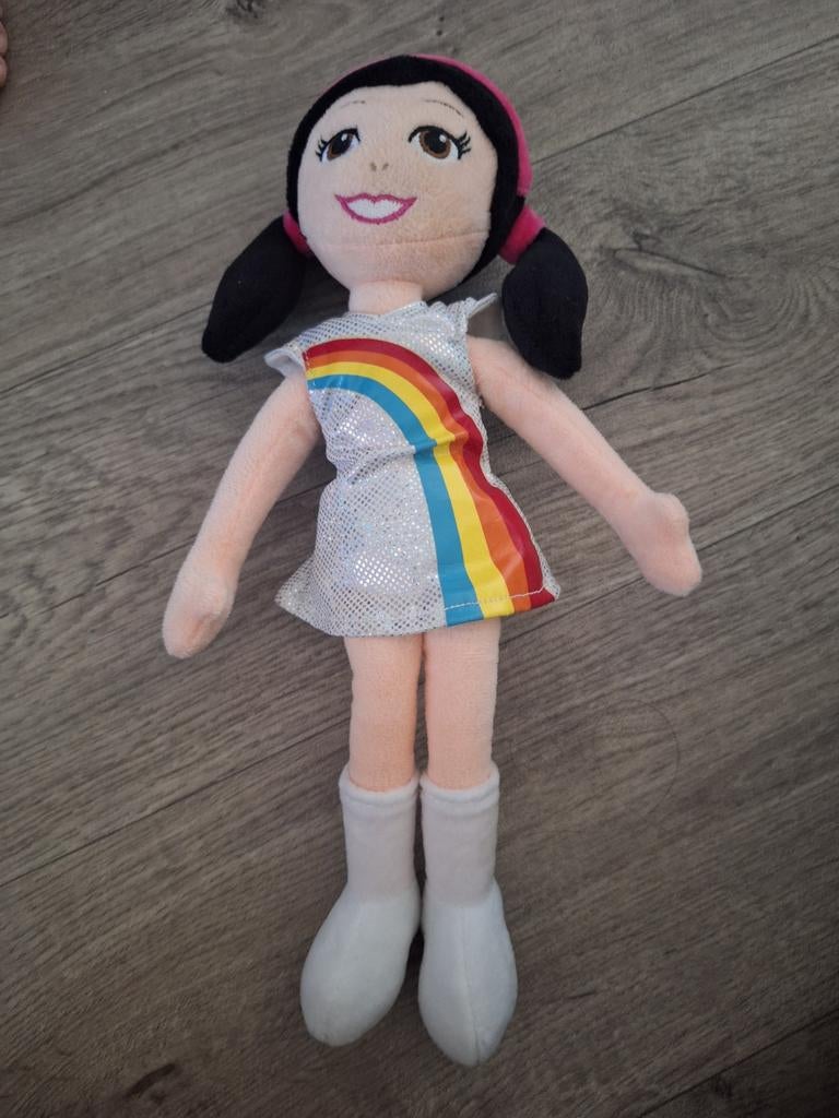 Leuk knuffelpopje K3 Marthe met regenboogjurk, Kinderen en Baby's, Overige merken, Overige karakters, Overige typen, Ophalen of Verzenden