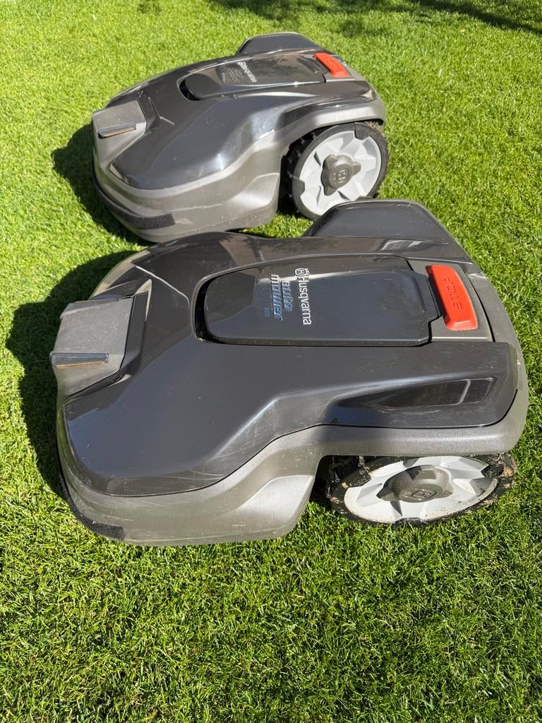 2x Husqvarna Automower robotmaaiers met docking stations, Ophalen, Zo goed als nieuw, Meer dan 25 cm, Bestuurbaar via app
