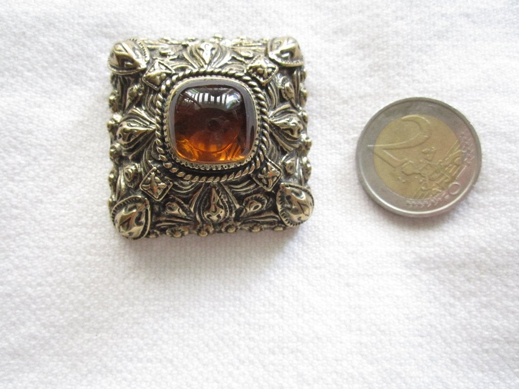17.  Schitterende oude broche,  Trifari, Ophalen, Overige materialen, Broche