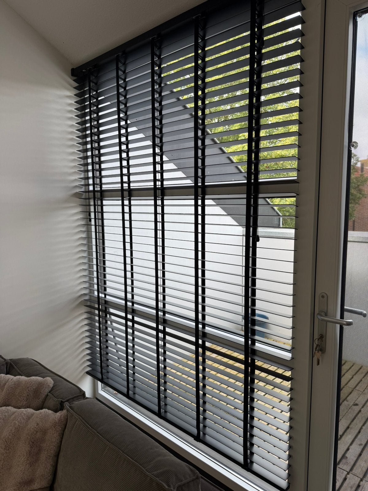 Houten jaloezieën matzwart 160x220 cm (bxh), Ophalen, Zo goed als nieuw