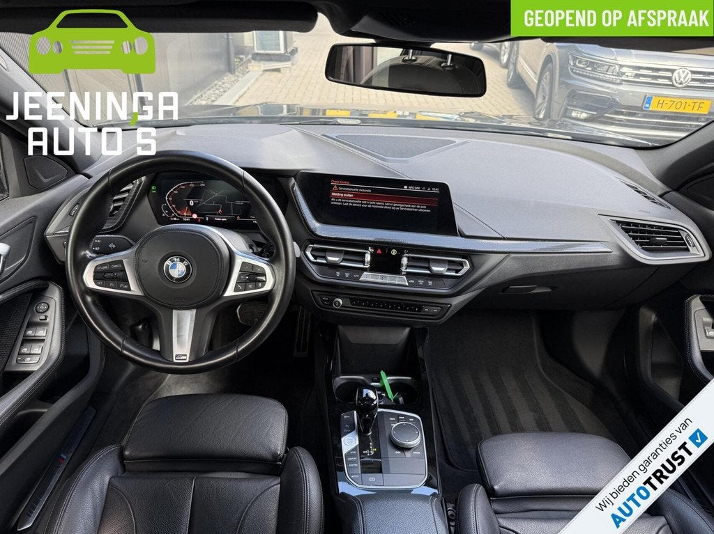 BMW 1-serie 118i M Sport Edition|Leer|Pano|Camera|AfnTrekhaa, Auto's, BMW, Gebruikt, Zwart, Origineel Nederlands, Bedrijf