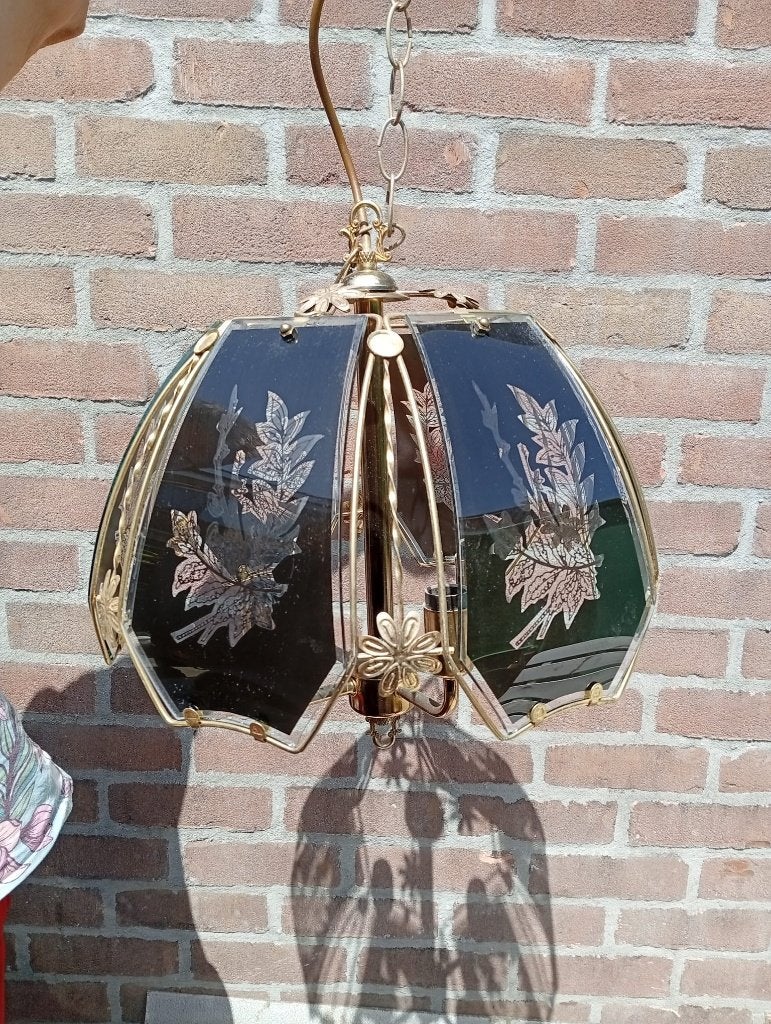 Goudkleurige hanglamp met zwarte glazen plaatjes bloemmotief, Ophalen, Zo goed als nieuw