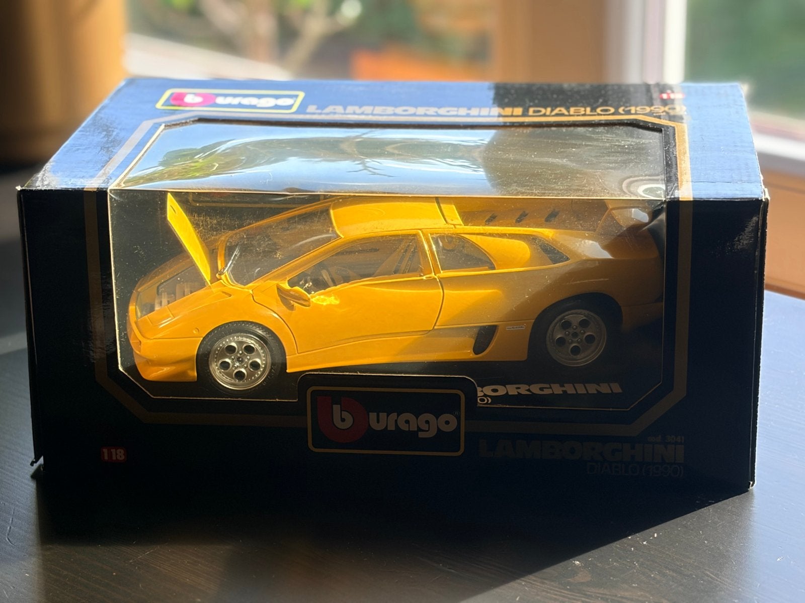 Burago Lamborghini Diablo (1990) - Geel schaalmodel, Ophalen of Verzenden, Nieuw, Auto, Bburago