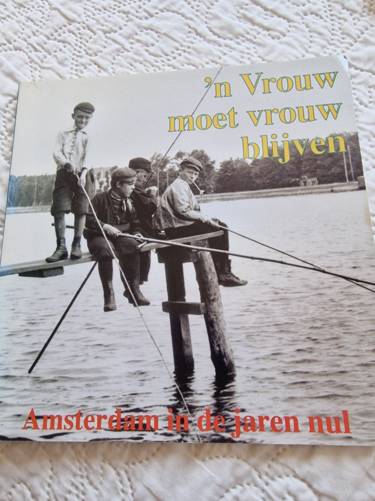 'n Vrouw moet vrouw blijven - Amsterdam in de jaren nul, Boeken, Ophalen of Verzenden, Gelezen, Nederland