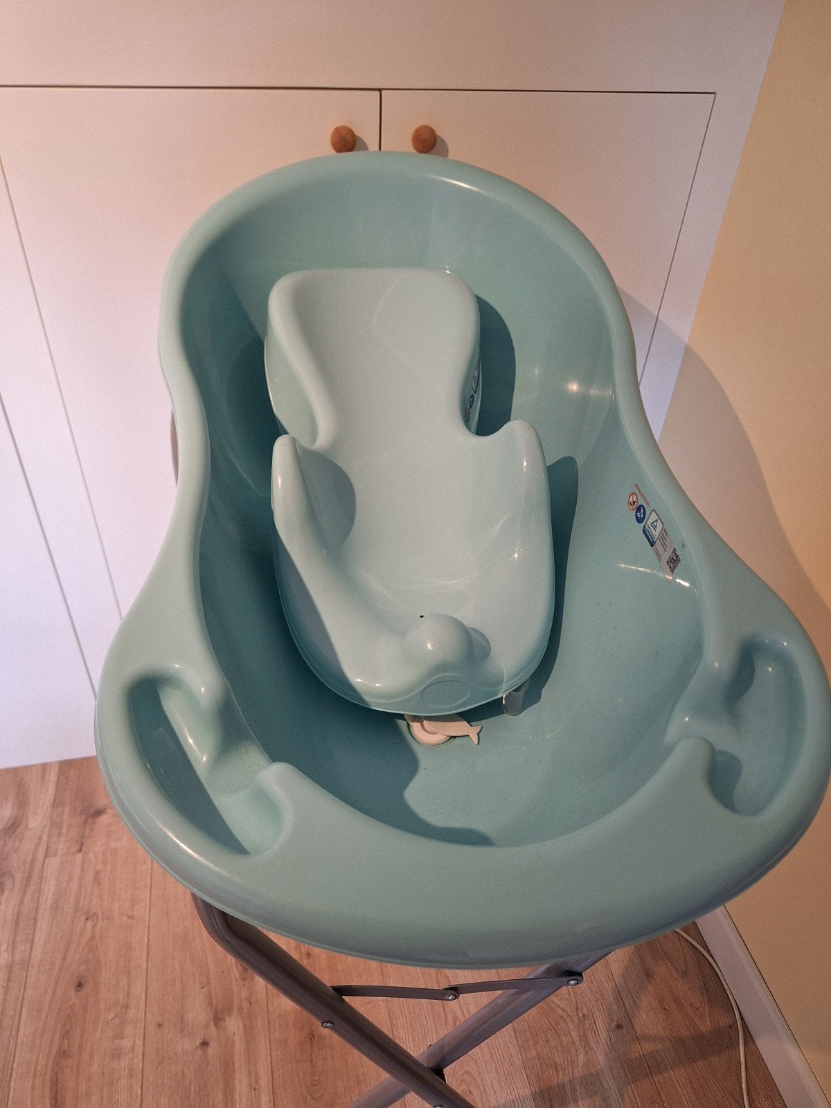 Babybadje met standaard en badzitje, Kinderen en Baby's, Badjes en Verzorging, Overige merken, Ophalen of Verzenden, Zo goed als nieuw
