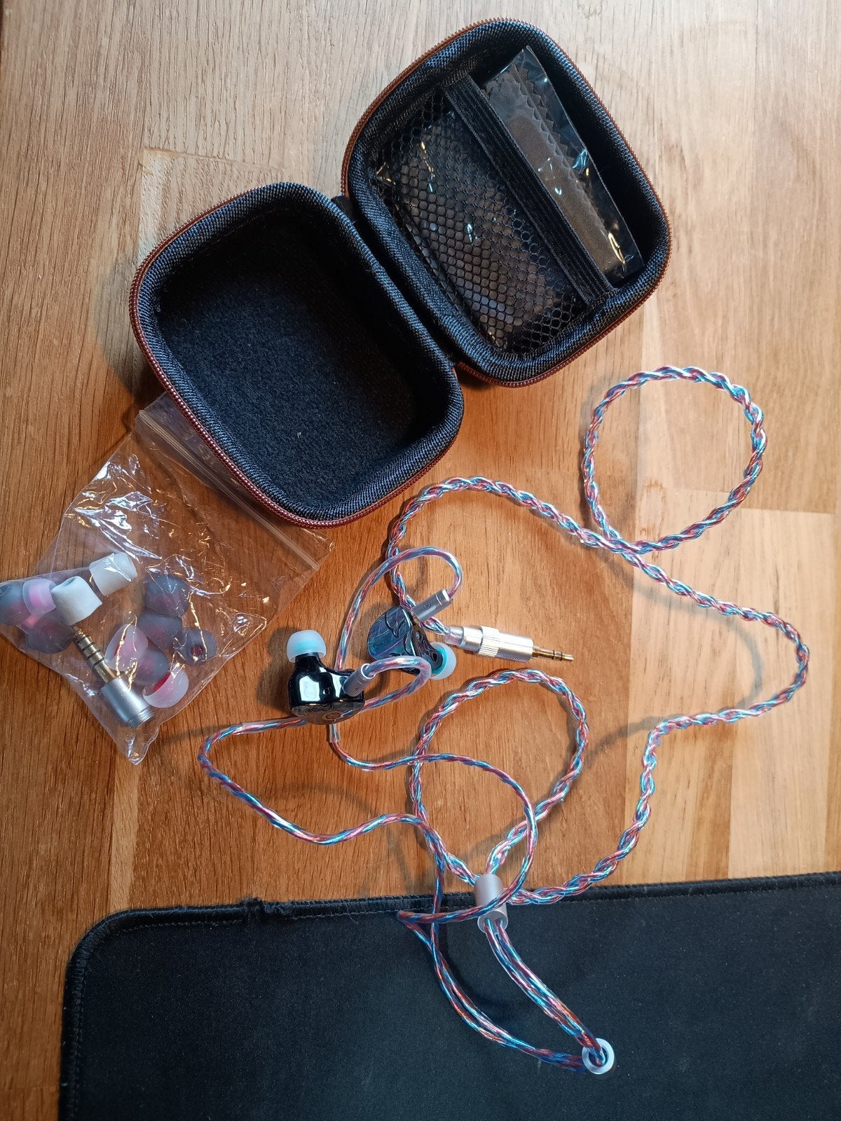 Juzear defiant IEM's