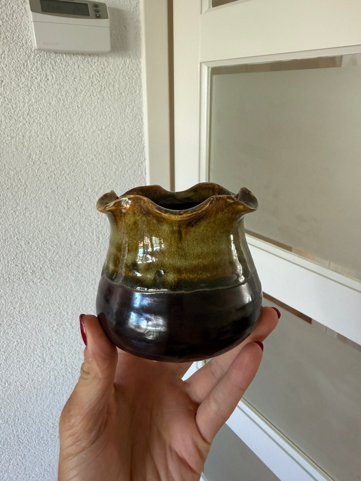 Bruine gele vaas van daan kromhout dk. 9 Cm hoog., Ophalen of Verzenden