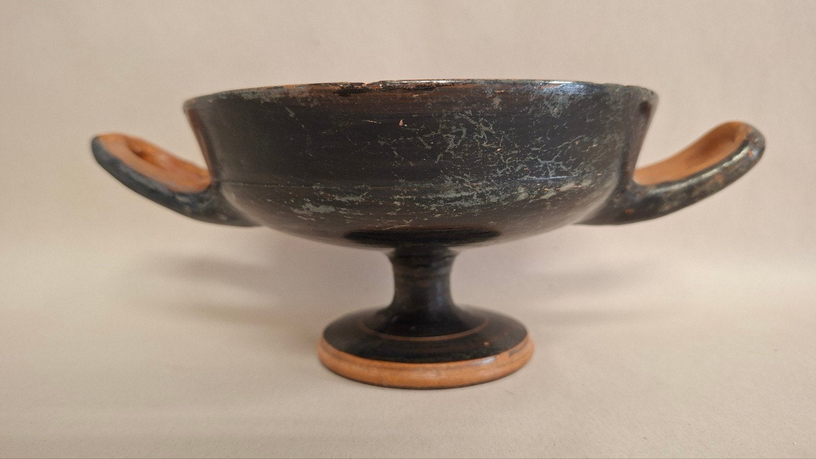 Griekse / zuid- Italiaanse zwartgeglazuurde kylix, Antiek en Kunst, Antiek | Keramiek en Aardewerk, Ophalen of Verzenden