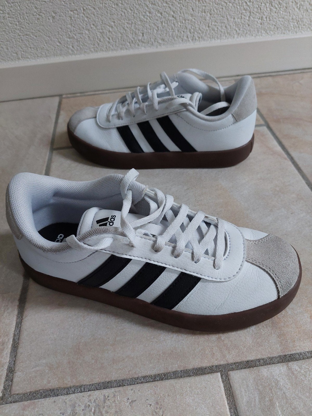 Adidas sneakers wit met zwarte strepen - Maat 35, Adidas, Jongen of Meisje, Schoenen, Ophalen of Verzenden