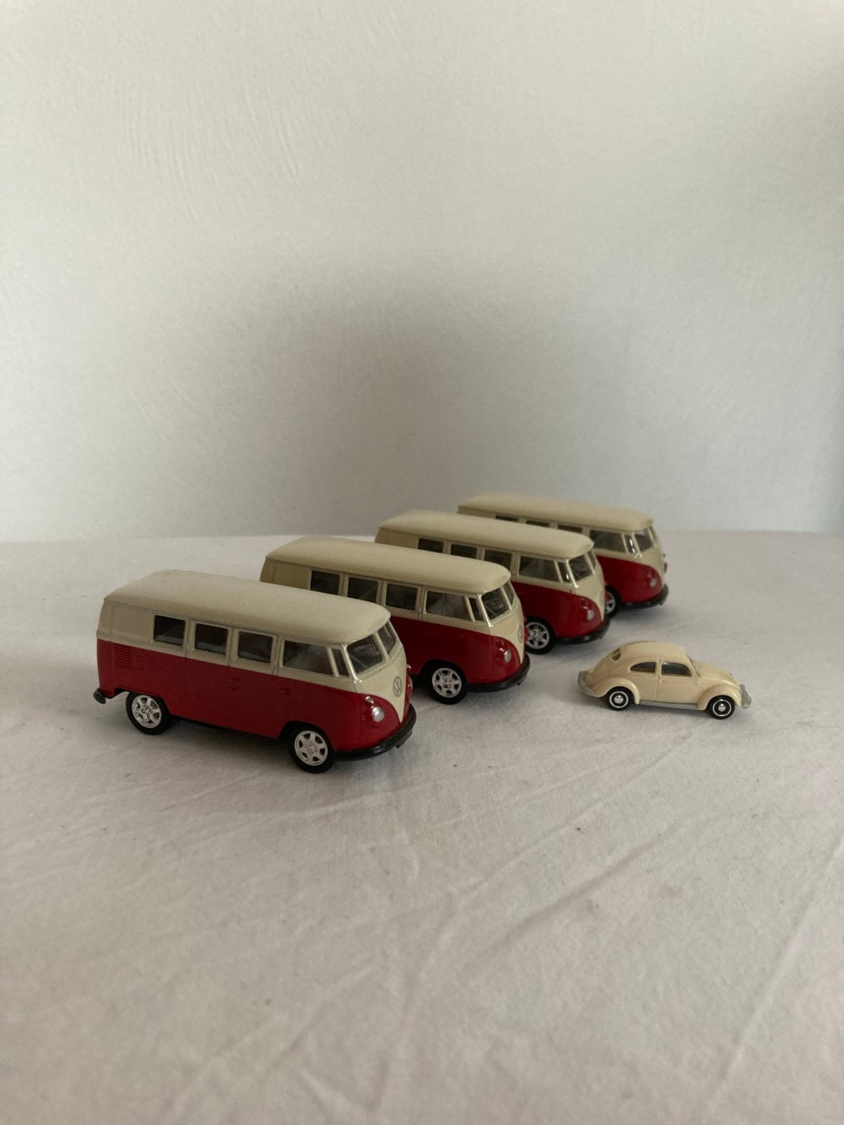 Set van 4 Volkswagen Busjes en 1 Kever (miniaturen), Ophalen of Verzenden, Gebruikt, Auto, Overige merken