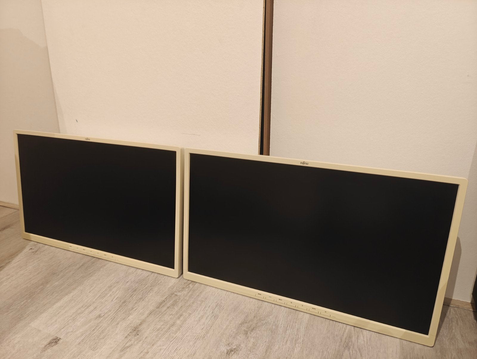 2x Fujitsu B24W-8T monitoren met dubbele monitorarm, Computers en Software, Gebruikt, In hoogte verstelbaar, Ophalen of Verzenden